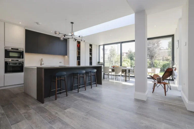 Modern kitchen with island and dining area — Sheen SW14