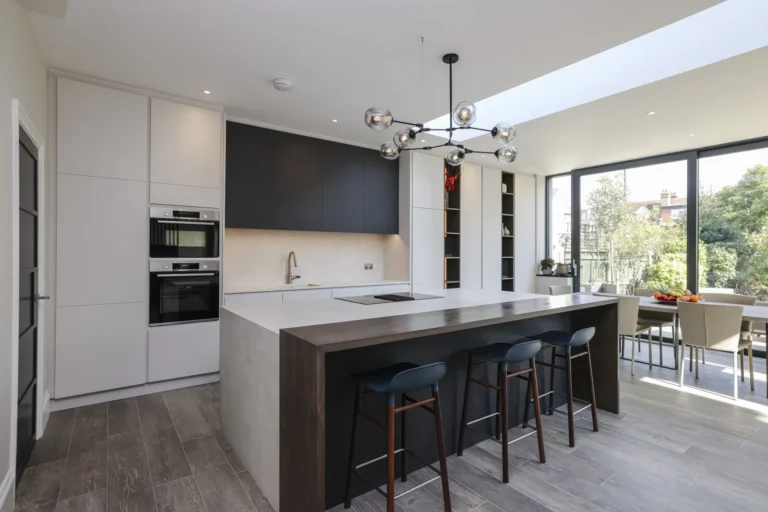 Modern kitchen with island and large windows — Sheen SW14