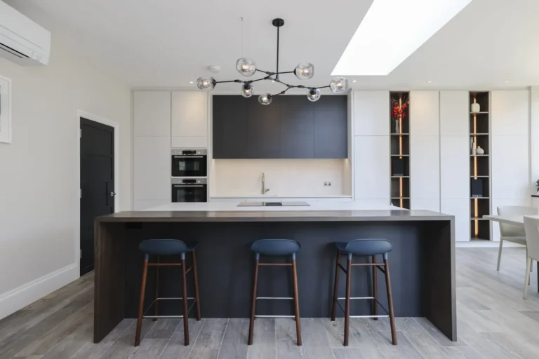Modern kitchen with island and pendant lighting — Sheen SW14
