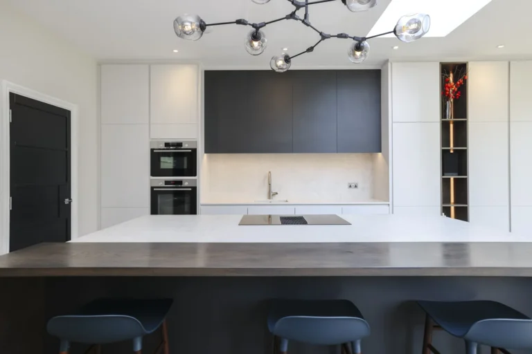 Modern kitchen with island and pendant lighting — Sheen SW14