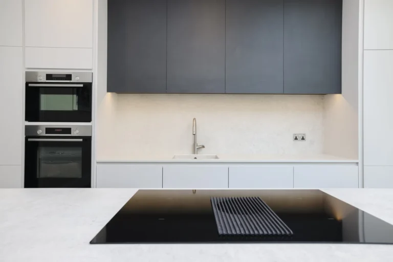 Modern kitchen with ovens and stovetop — Sheen SW14