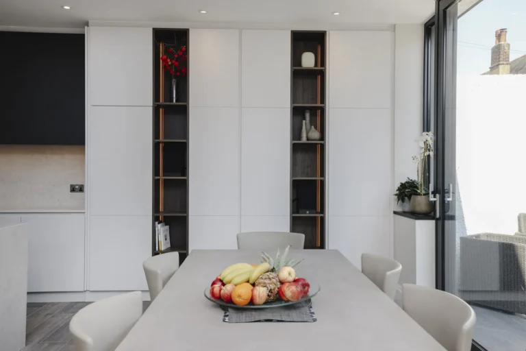 Modern kitchen with fruit bowl on table — Sheen SW14