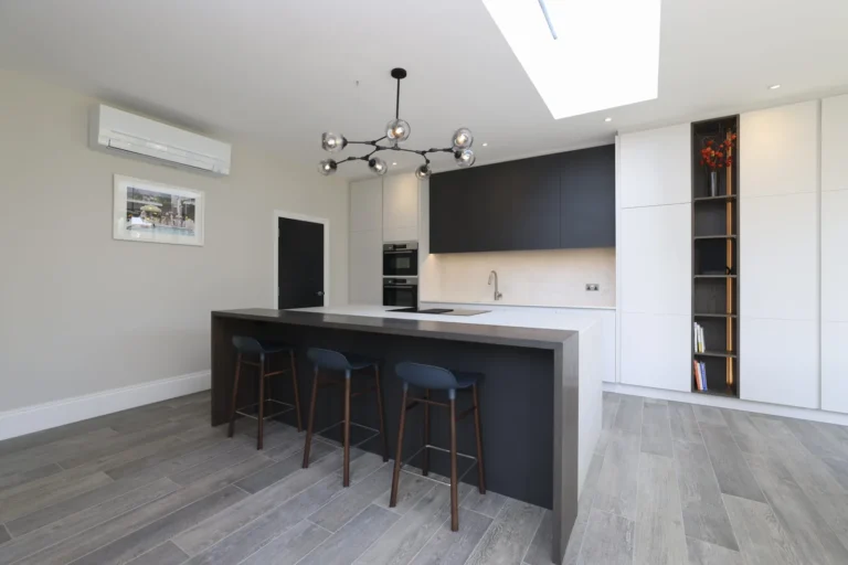 Modern kitchen with island and stools — Sheen SW14