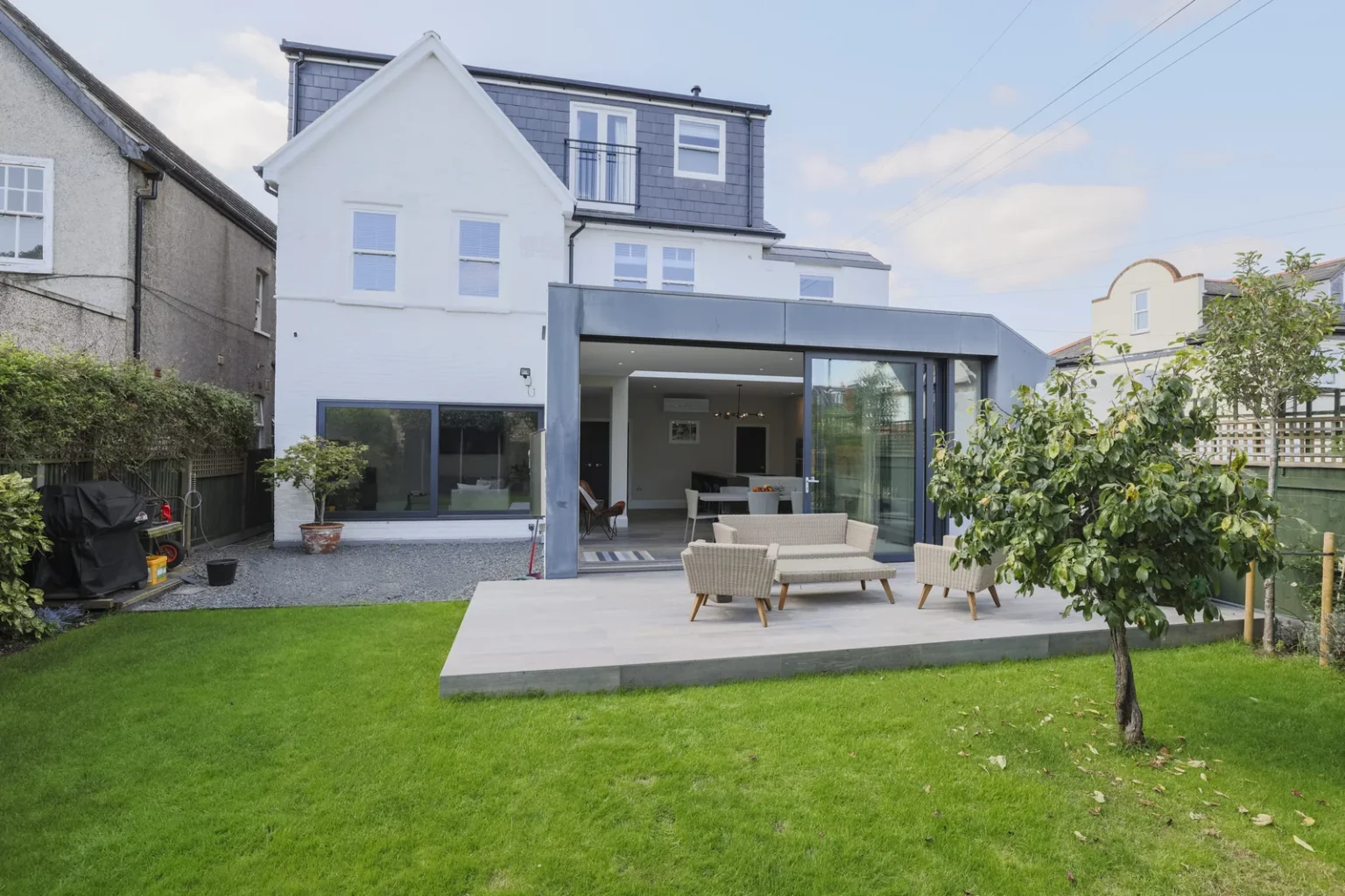 Modern house with large backyard and patio area — Sheen SW14