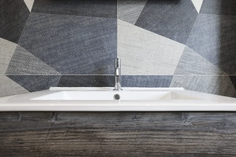 Modern sink with geometric backsplash design — Sheen SW14
