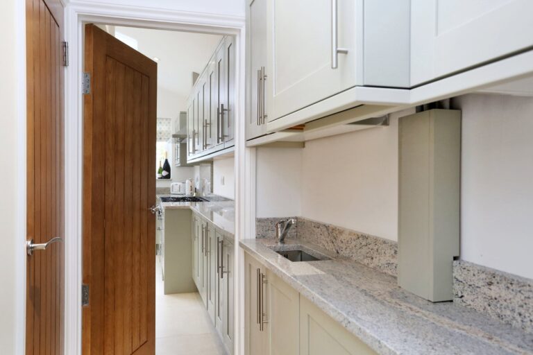 Modern kitchen with granite countertops and wooden door β Morden SM4