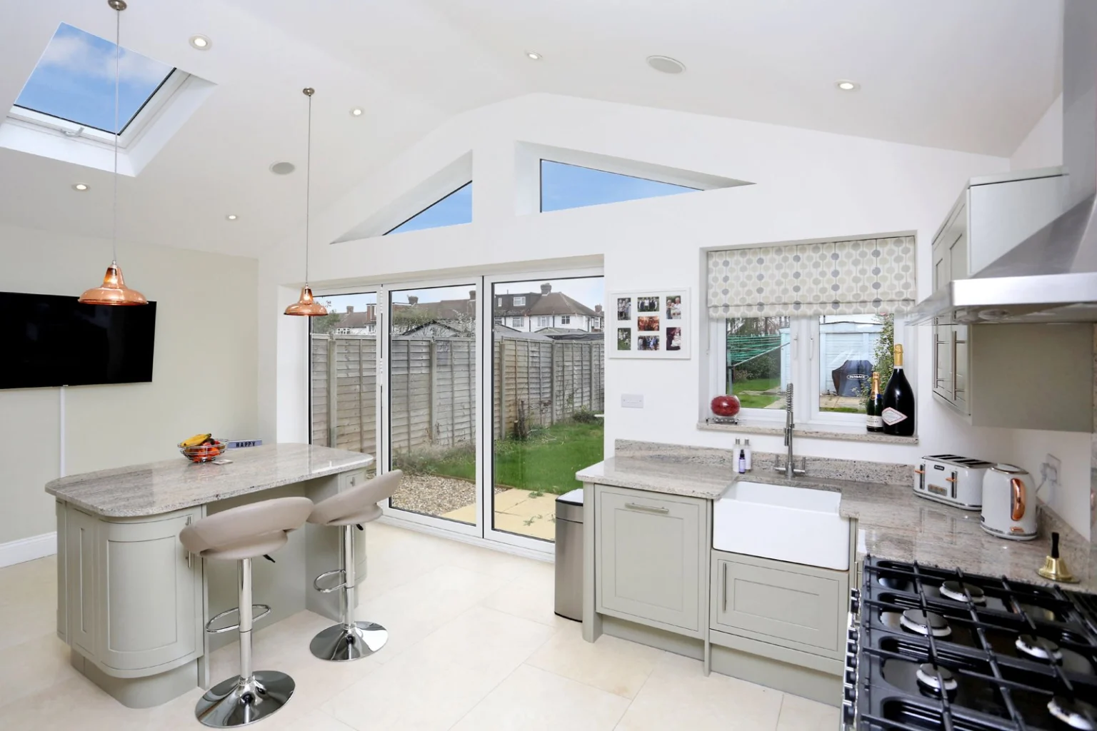 Modern kitchen with island and skylights — Morden SM4