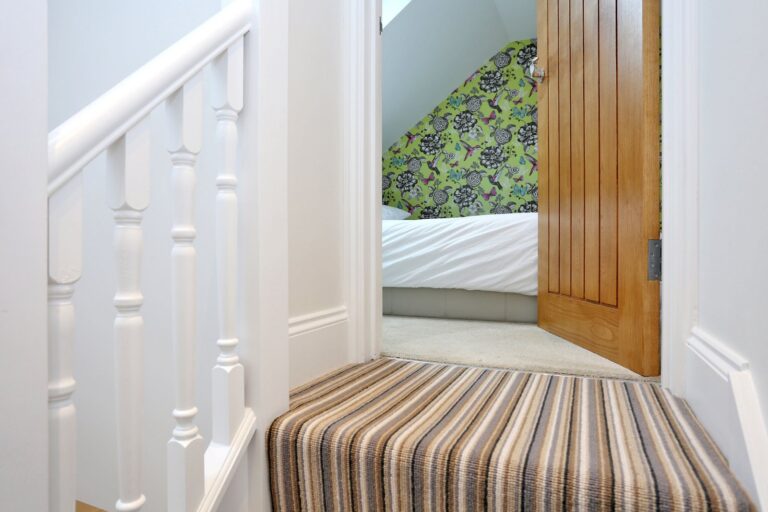 Bedroom entrance with floral wallpaper and striped carpet β Morden SM4