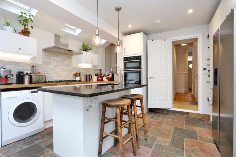 Modern kitchen with island and bar stools — Isleworth TW7
