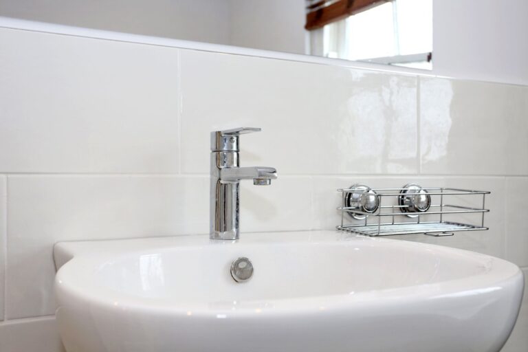 Modern bathroom sink with chrome faucet — Isleworth TW7
