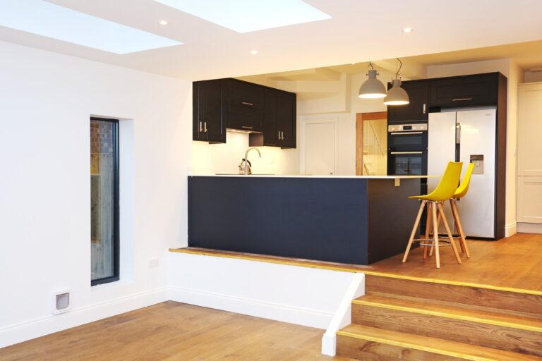 Modern kitchen with bar stools and appliances — Acton W3