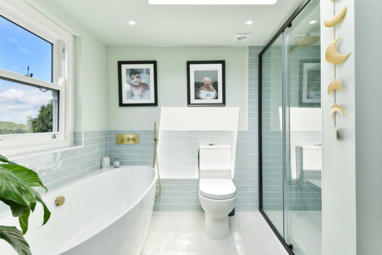 Modern bathroom with bathtub and shower — Kensal Rise NW10
