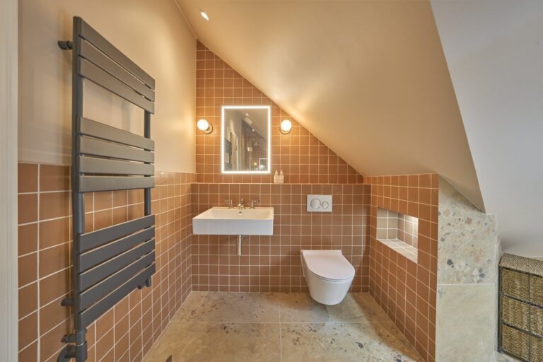 Modern bathroom with tiled walls and fixtures — Ealing W5