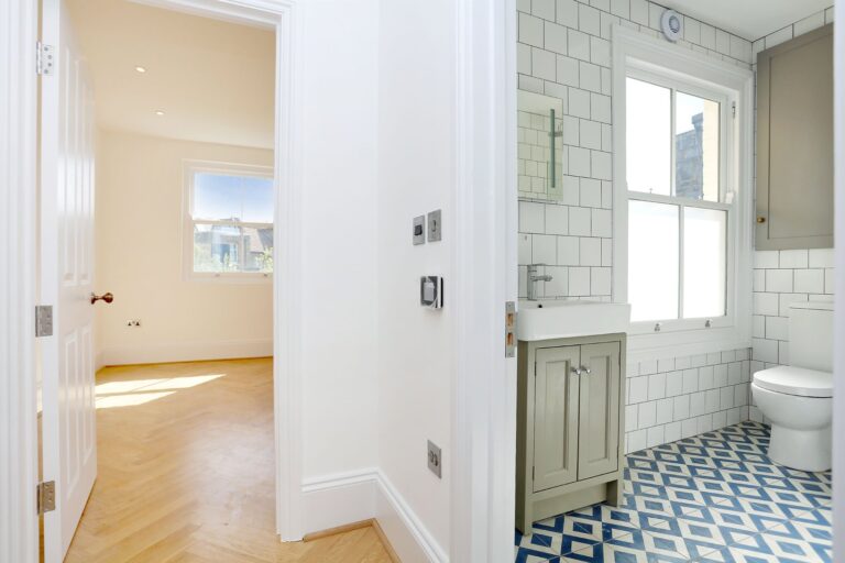 Empty room with sunlight and adjacent bathroom — Fulham SW6