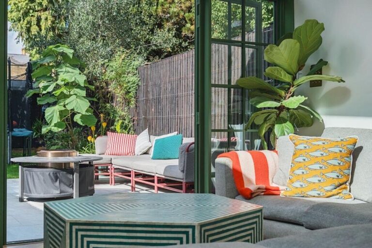 Cosy patio with Colourful pillows and green plants — Twickenham TW1